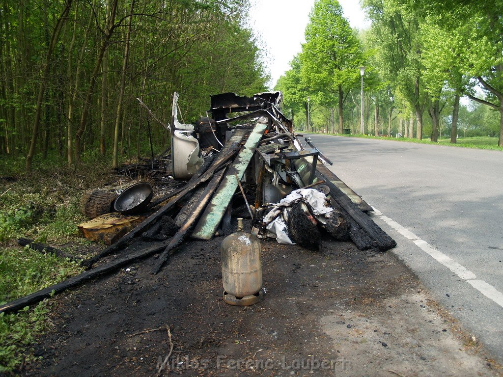 Brand Wohnwagen in Koeln Rodenkirchen P16.JPG